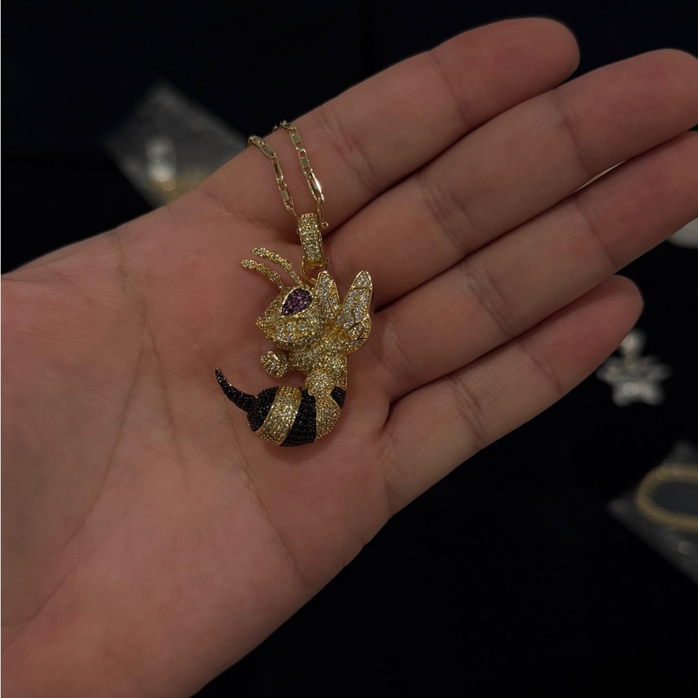 chain pendant wasp